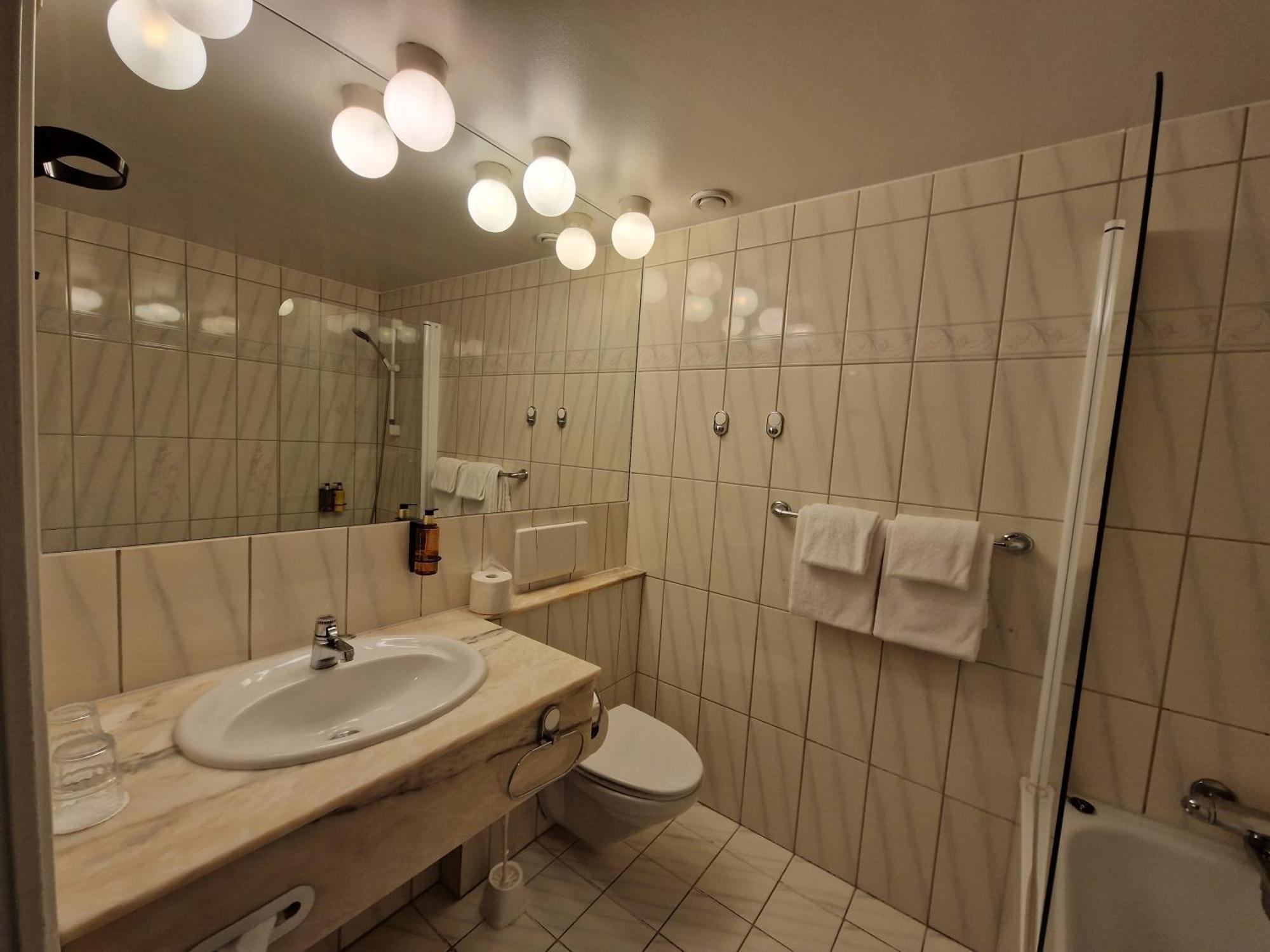Dr. Holms Hotel ไยโล ภายนอก รูปภาพ